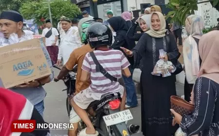 Komunitas Angkring Mangkring Ponorogo Bagikan 2.000 Paket Takjil Gratis