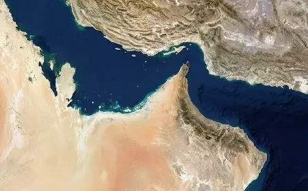 Selat Hormuz Memanas, Ratusan Kapal Tertahan Meski Iran Diklaim Belum Resmi Menutup