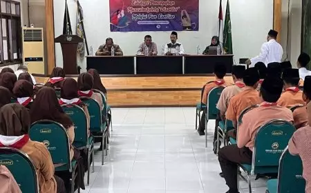 Waspada Duduk Terlalu Lama, Tim PKM Unesa Edukasi Siswa Cegah Gangguan Otot