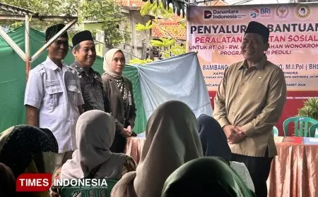 Anggota DPR dan BRI Kaliasin Serahkan Bantuan Sarpras ke Warga Wonokromo