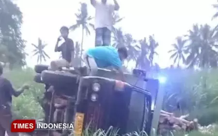 Jalan Sempit, Truk Bermuatan Kayu Terguling di Jalur Alternatif Bondowoso