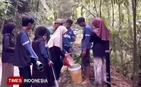 Tingkatkan Keselamatan, KSM-N 55 UNISMA Pasang Rambu Reflektor di Titik Rawan Kecelakaan