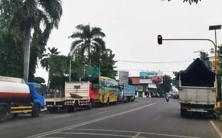 Deretan Barang Bukti Bus dan Truk di Tepi Jalan Balaikota Pasuruan Ganggu Lalu Lintas