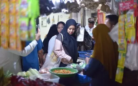 Geliatkan Ekonomi Rakyat di Bulan Ramadan, Dini Rahmania Ajak Ibu-ibu Borong Dagangan di Pasar