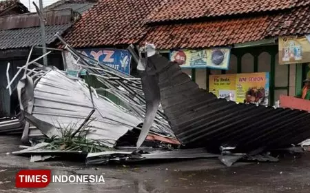 Angin Kencang dan Hujan Deras Merusak Bangunan Teras Toko di Pemalang