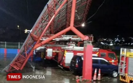 Kota Batu Gelap Gulita Diterjang Angin Kencang, Banyak Pohon Dilaporkan Tumbang
