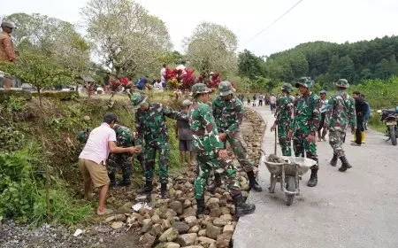 Satgas TMMD Ke-127 Kodim 0808 Blitar Gotong Royong Pasang Berem Jalan di Desa Krisik