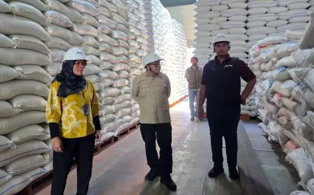 Pantau Stok Lebaran, Sonny T. Danaparamita Apresiasi Surplus Beras di Bulog Banyuwangi