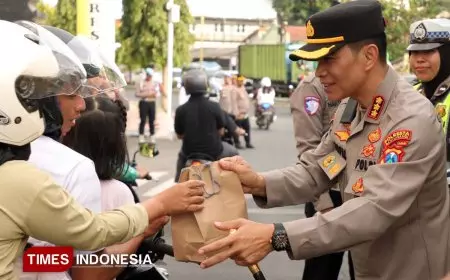 Kapolresta Banyuwangi Bagi-bagi Takjil di Jalan