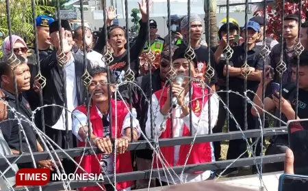 Divonis Bebas dengan Pengawasan, Botok Pulang Disambut Tangis dan Kawalan Warga Pati