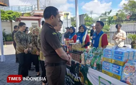 Kejari Batu Turun Bantu Warga Lewat Pasar Murah dan Santunan