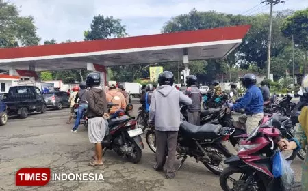 Antrean Panjang Pengendara Motor di SPBU Bondowoso