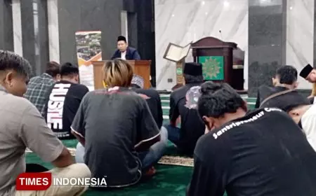 Bareng Komunitas Embong Apik, Pesan Religi Diterima Puluhan Pengamen dan Anak Jalanan