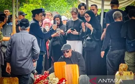 Rekan Artis dan Musisi Hadiri Pemakaman Vidi Aldiano