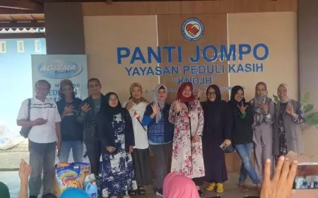 Rangkaian Ramadan Berbagi IKA Smari DPC Malang, Dibuka Santunan di Panti Jompo
