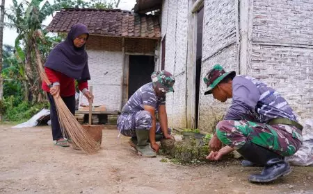 Ngabuburit Penuh Kepedulian, Satgas TMMD 127 Kodim 0808 Blitar Bersihkan Rumah Warga Desa Krisik