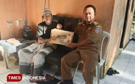 Camat Parigi Pangandaran Tinjau Rumah Warga Tertimpa Pohon Kelapa Akibat Cuaca Ekstrem