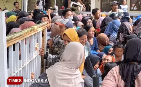 Pasar Murah di Kota Malang Ricuh, Warga Geram Hingga Pagar Kantor Kecamatan Roboh