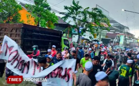 Santri Matholi’ul Anwar, PMII dan Warga 'Kuras' Jalan Utama yang Tergenang