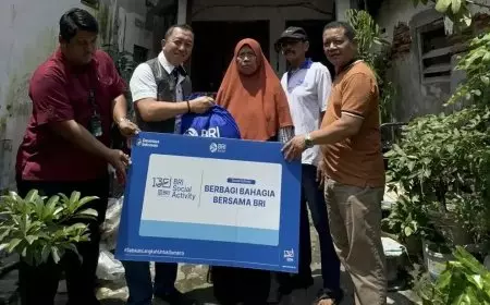 Wujud Kepedulian, BRI Region 12 Surabaya Berbagi Paket Sembako ke Masyarakat Sekitar