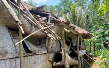 Hujan Deras Guyur Ciamis, Rumah Warga di Tambaksari Ambruk
