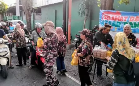 GM FKPPI Banyuwangi Tebar Ratusan Takjil untuk Pengguna Jalan