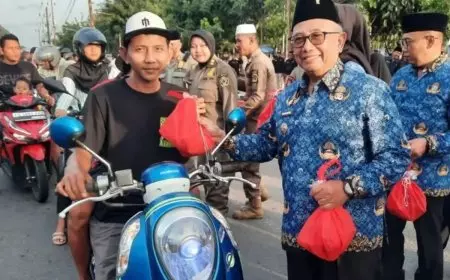 Pemkab Blitar Salurkan Ribuan Paket Takjil kepada Pengendara
