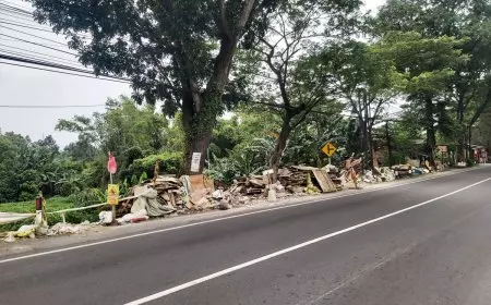 Tumpukan Limbah Proyek di Pinggir Jalan Kejayan–Pasuruan Dikeluhkan Warga