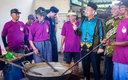 Ikut Prosesi Masak Kolak Ayam, Bupati Gresik Ajak Lestarikan Tradisi 501 Tahun Warisan Sunan Dalem