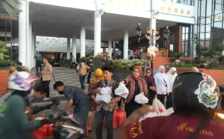 Sekretariat DPRD Jatim Bagikan 1.500 Paket Takjil dalam Program 7 Kebaikan