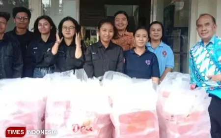 Toleransi Beragama, Mahasiswa UKWK Malang Bagikan Takjil di Depan Kampus