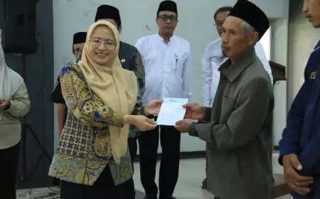 Bupati Banjarnegara Serahkan Insentif Bagi Guru Keagamaan Non Formal