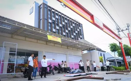 Satpol PP Banyuwangi Tutup Paksa Toko Modern di Dadapan karena Izin Tidak Sesuai