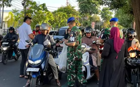 Humanis di Bulan Ramadan, Subdenpom Banyuwangi Sapa Pengendara Sambil Bagikan Takjil