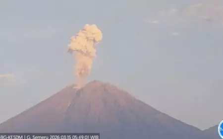 Gunung Semeru Erupsi 11 Kali Minggu Pagi, Tinggi Letusan Capai 1.200 Meter