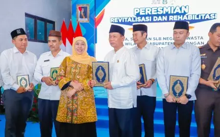 Gubernur Khofifah Bagikan Mushaf Madinah Hadiah Raja Salman untuk Warga Jatim