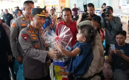 Pastikan Pelayanan dan Keamanan, Kapolri Pantau Arus Mudik di Terminal Purabaya
