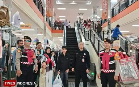 Ketika Warga Berburu Kebutuhan Lebaran, Polres Majalengka Menjaga dari Balik Keramaian Toserba