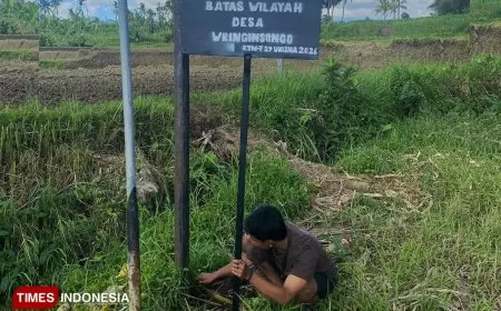 Mahasiswa KSM-T UNISMA Kelompok 29 Membuat Plang Pembatas Desa Wringinsongo