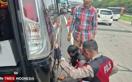 Ban Pemudik Pecah di Tol Cipali, Polres Majalengka Sigap Membantu di Tengah Arus Mudik
