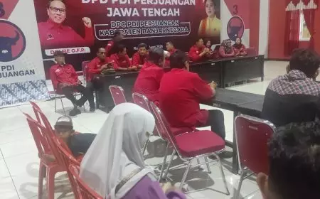 DPC PDI Perjuangan Banjarnegara Bagikan Bingkisan Jelang Lebaran 2026