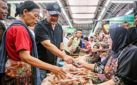 Sidak Pasar Gede Solo, Gubernur Ahmad Luthfi Borong Dagangan dan Pastikan Harga Stabil