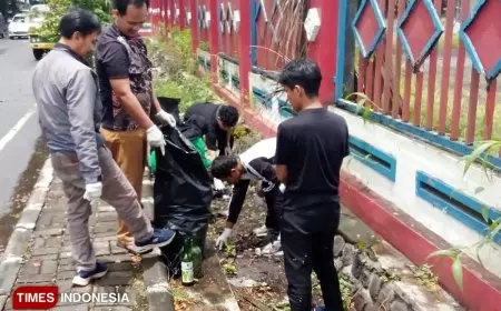 Jelang Lebaran, Relawan Aksi Pulih Bersihkan Sampah dalam Parit Area Stadion Kanjuruhan