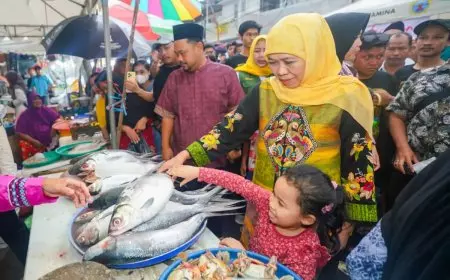 Moment Gubernur Khofifah Ajak Cucu Kunjungi Pasar Bandeng di Gresik