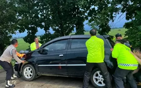 Mobil Pemudik Terjeblos di Rest Area KM 164 Tol Cipali Berhasil Dievakuasi