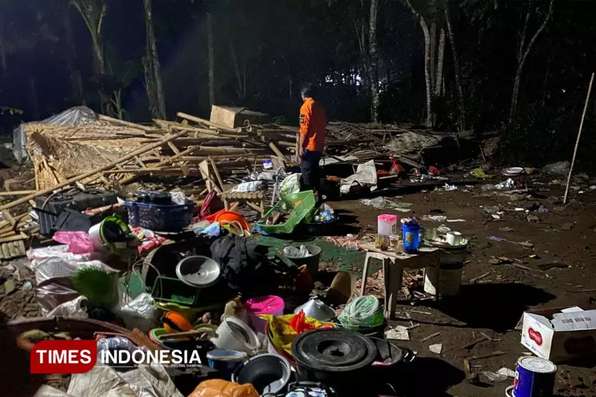 Satu Rumah Roboh Total di Kalisat, BPBD Jember Salurkan Bantuan Material