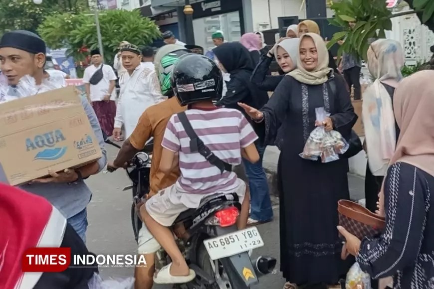 Komunitas Angkring Mangkring Ponorogo Bagikan 2.000 Paket Takjil Gratis