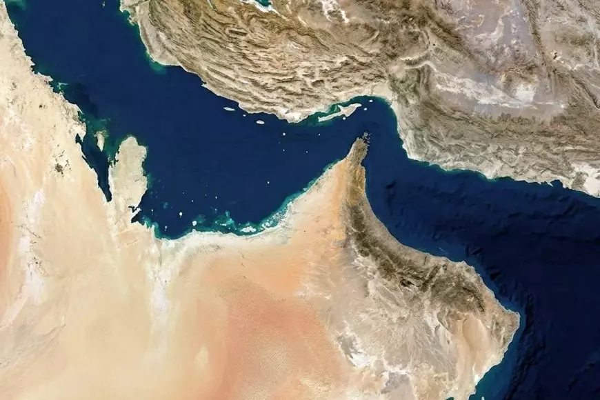 Selat Hormuz Memanas, Ratusan Kapal Tertahan Meski Iran Diklaim Belum Resmi Menutup