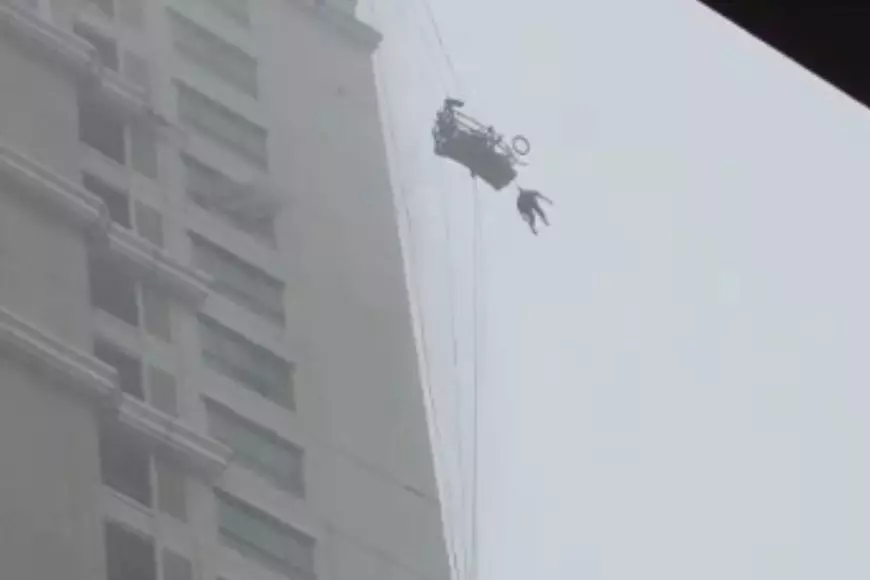 Petugas Pembersih Kaca Apartemen di Surabaya Terombang-ambing Diterjang Angin Kencang