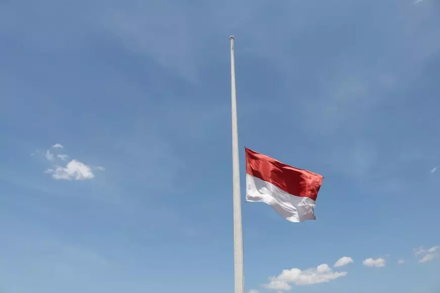 Hormati Wafatnya Try Sutrisno, Pemerintah Instruksikan Kibarkan Bendera Setengah Tiang